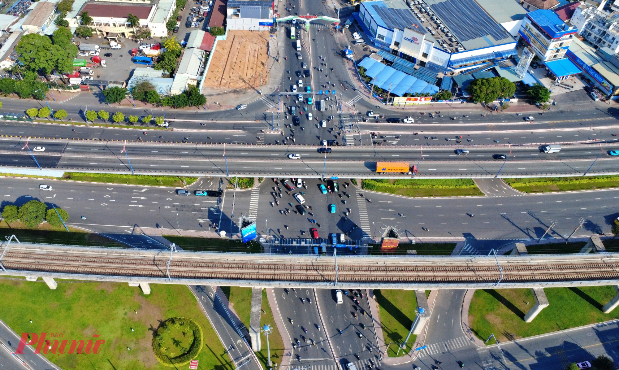 Dòng xe đi dưới cầu vượt thường xuyên chịu cảnh ùn tắc