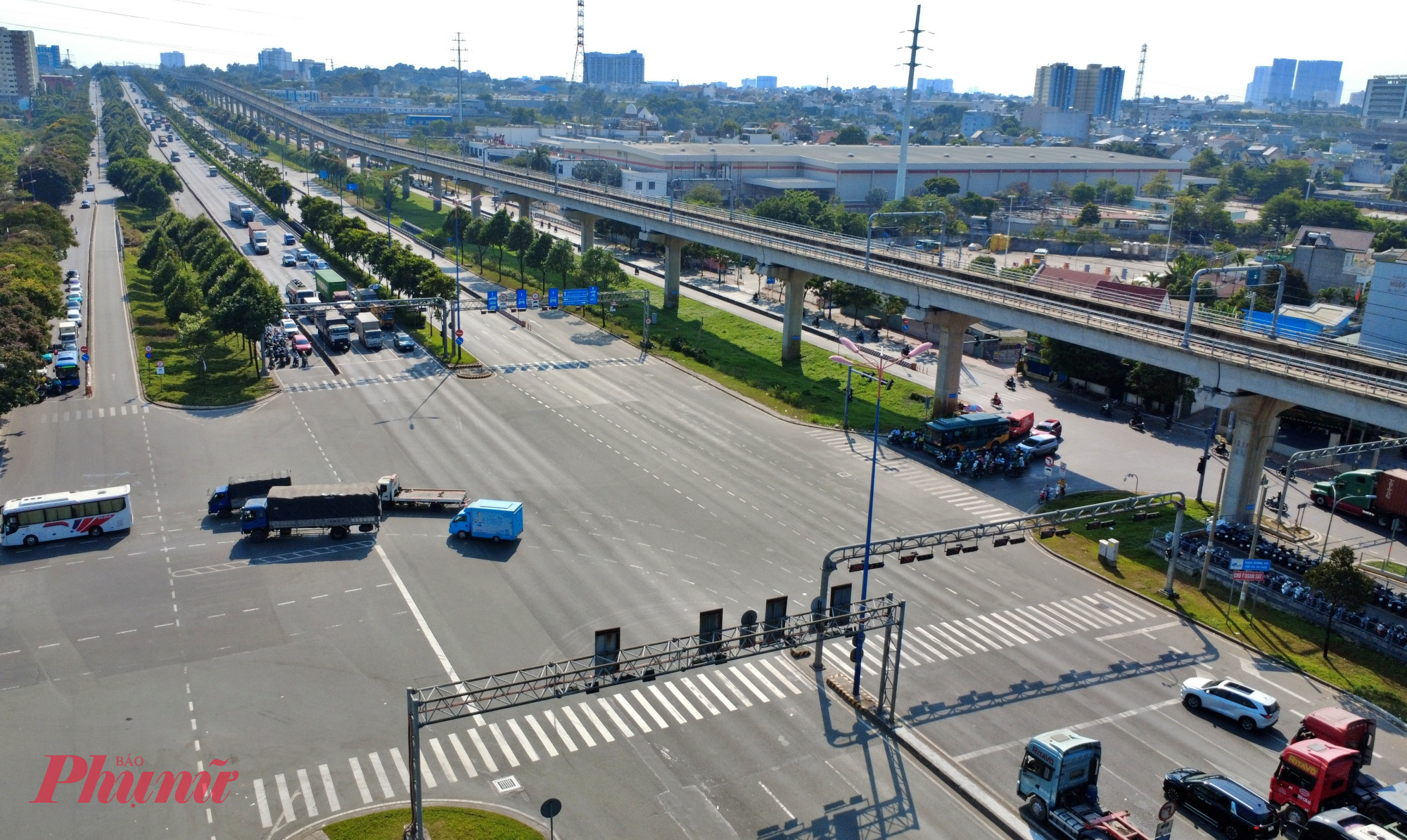 Nút giao này là ngã 3 giữa xa lộ Hà Nội - Đường D1 của Khu Công nghệ cao