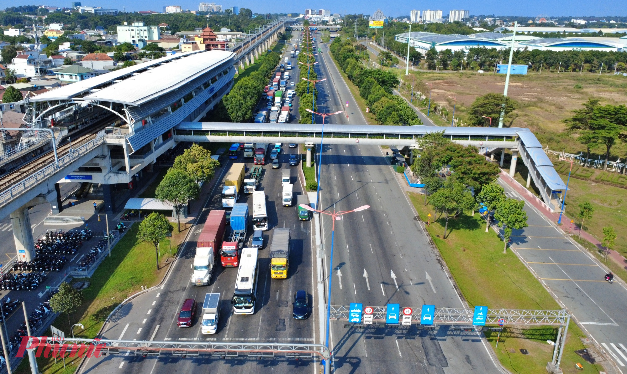 Dòng xe ùn ứ trên xa lộ Hà Nội tại nút giao khu Công nghệ cao hướng từ Đồng Nai đi TPHCM