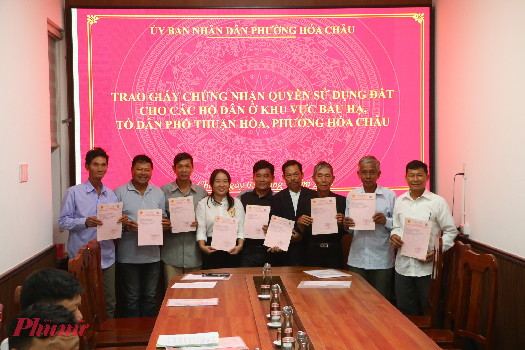 Sau 30 ănm chờ đợi người dân xóm Bàu Hạ nay mới có GCNQSDĐ