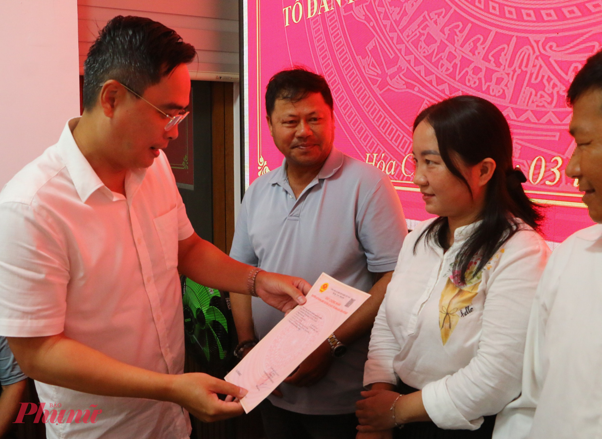 Ông Phan Trọng Nghĩa- Chủ tịch UBND trao GCNQSDĐ cho các hộ dân Tái định cư xóm Bàu Hạ