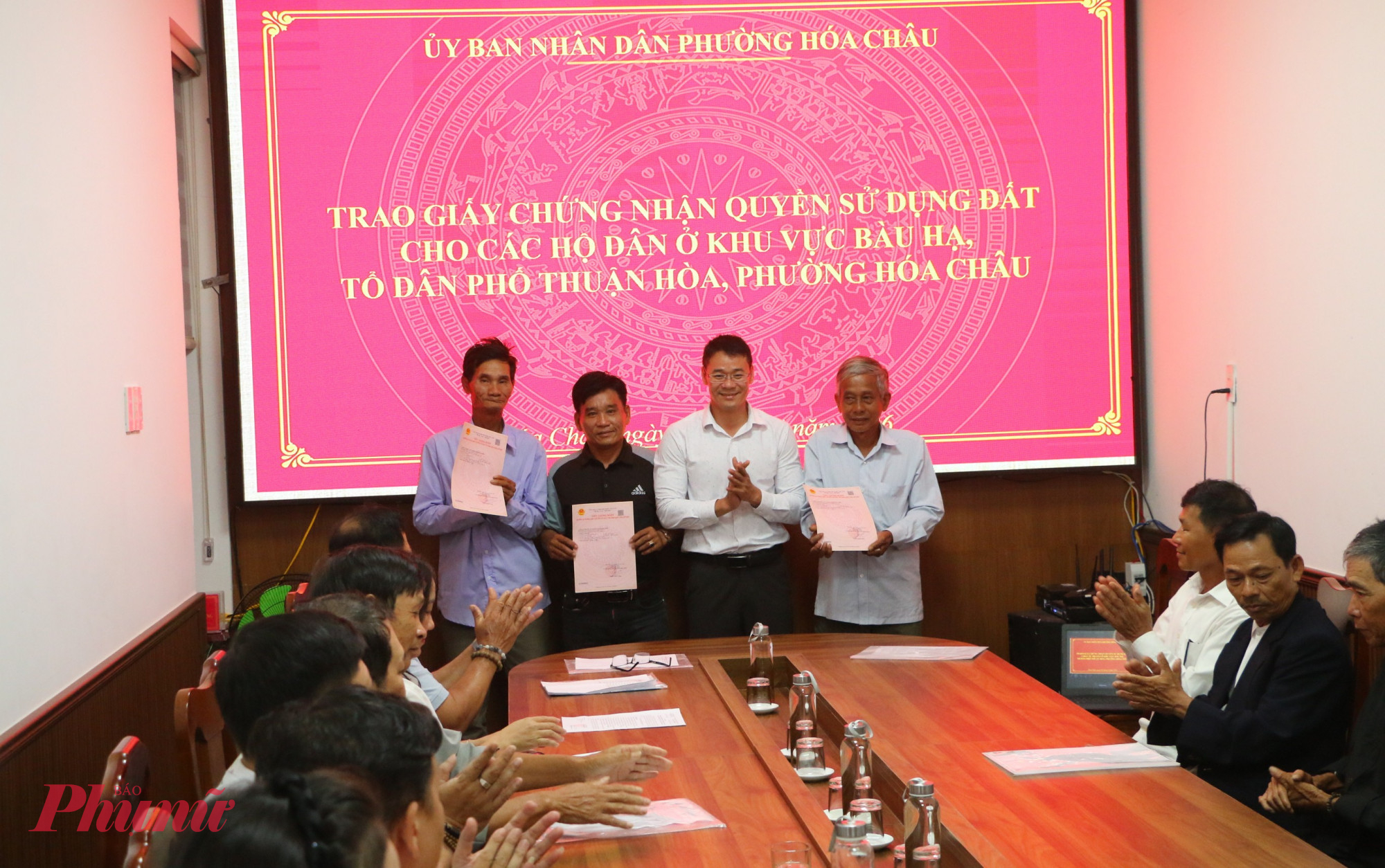 Ông Trần Ngọc Dương - Bí thư Đảng ủy Phường Hóa Châu chúc mừng bà con