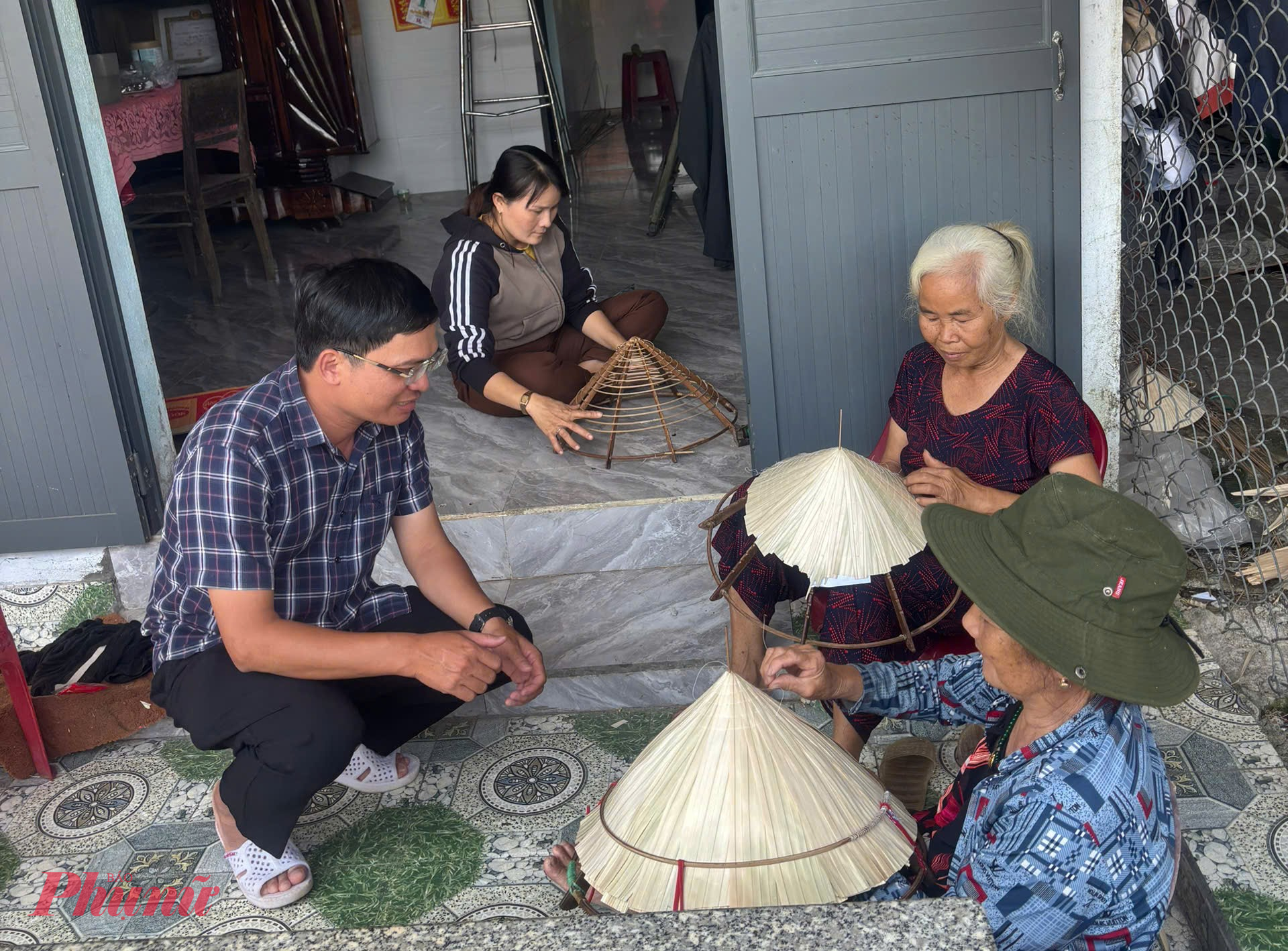  Lãnh đạo Đảng ủy xã Hòa Thịnh thăm và động viên người dân làm nghề chằm nón lá