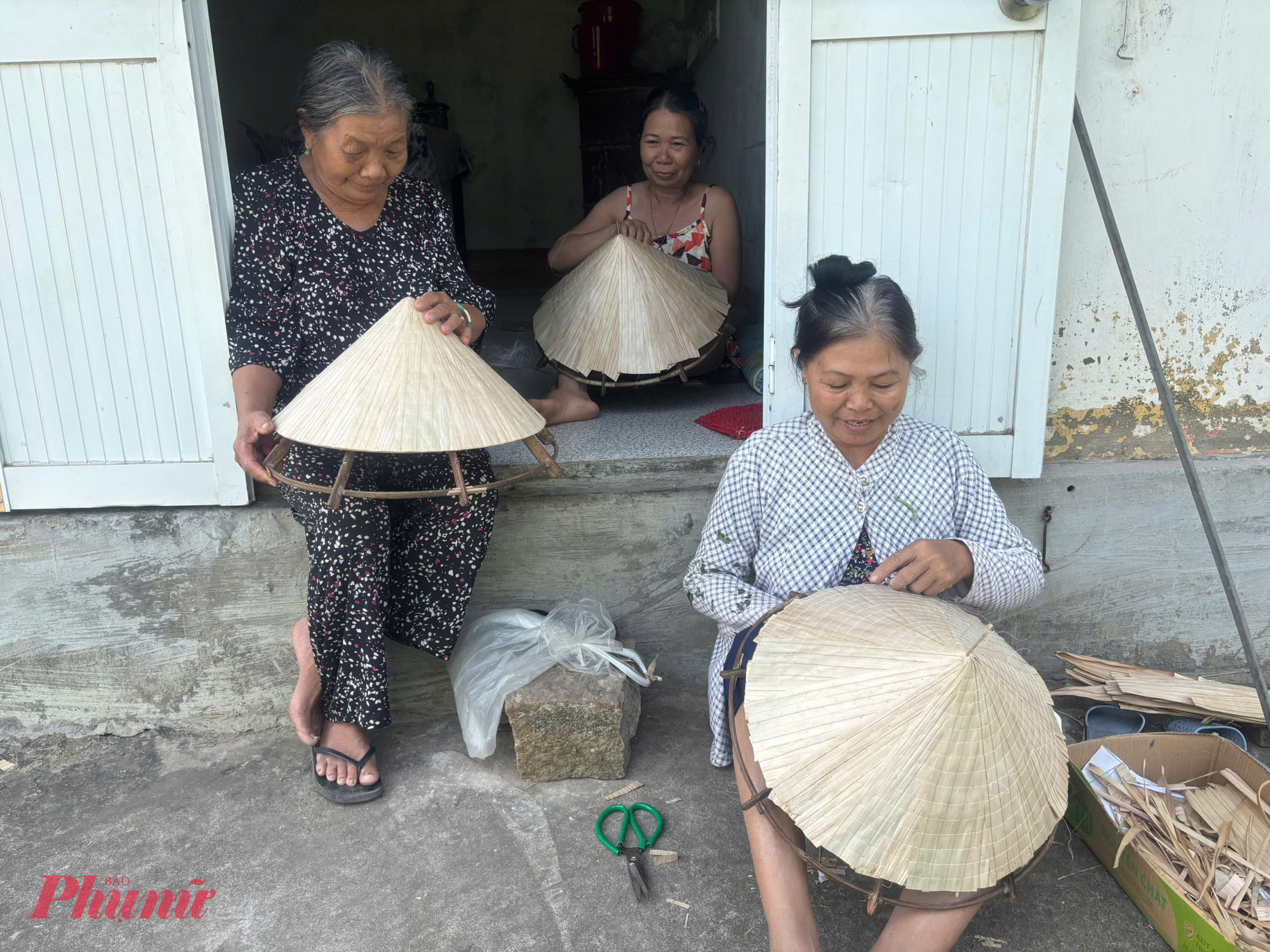 Nghề chằm nón giúp bà con tận dụng được thời gian nông nhà, kiếm thêm thu nhập để trang trải cuộc sống