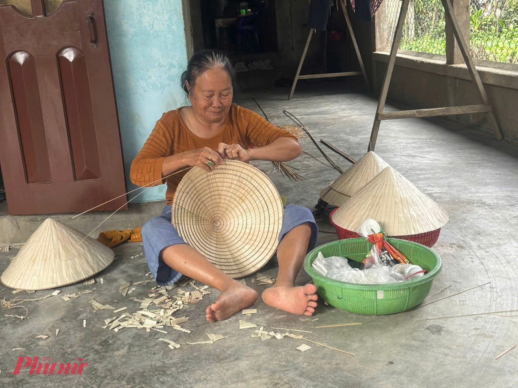 Những người thợ giỏi, khéo tay có thể làm từ 15–20 chiếc nón lá mỗi ngày