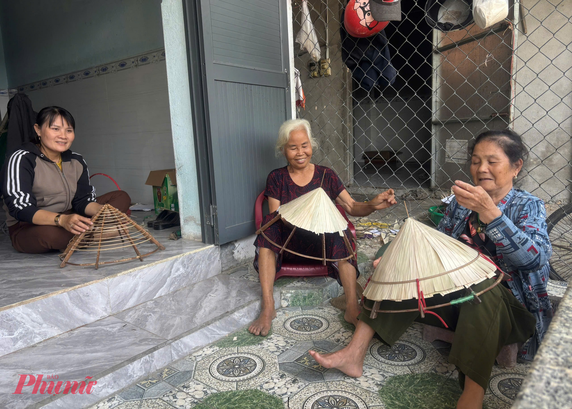  Nghề chằm nón lá không chỉ mang lại thu nhập mà còn giúp những người phụ nữ lớn tìm được niềm vui trong cuộc sống