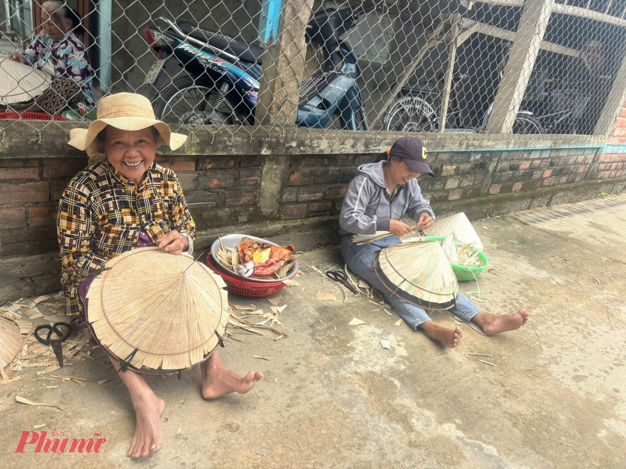 Hình ảnh những người phụ nữ tỉ mỉ với từng mũi kim, sợi cước đã trở nên quen thuộc