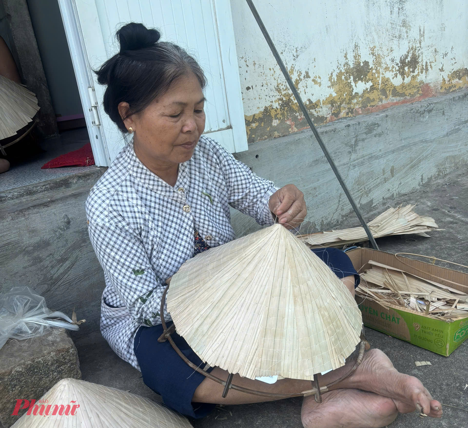 Mỗi chiếc nón được làm ra là cả một quá trình lao động miệt mài của người thợ