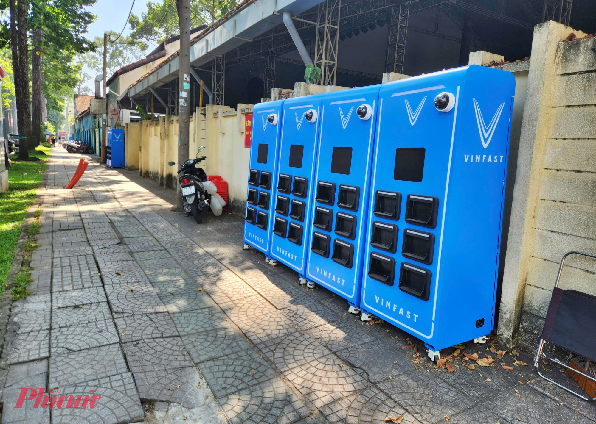 Điểm đổi pin trên via hè ở TPHCM