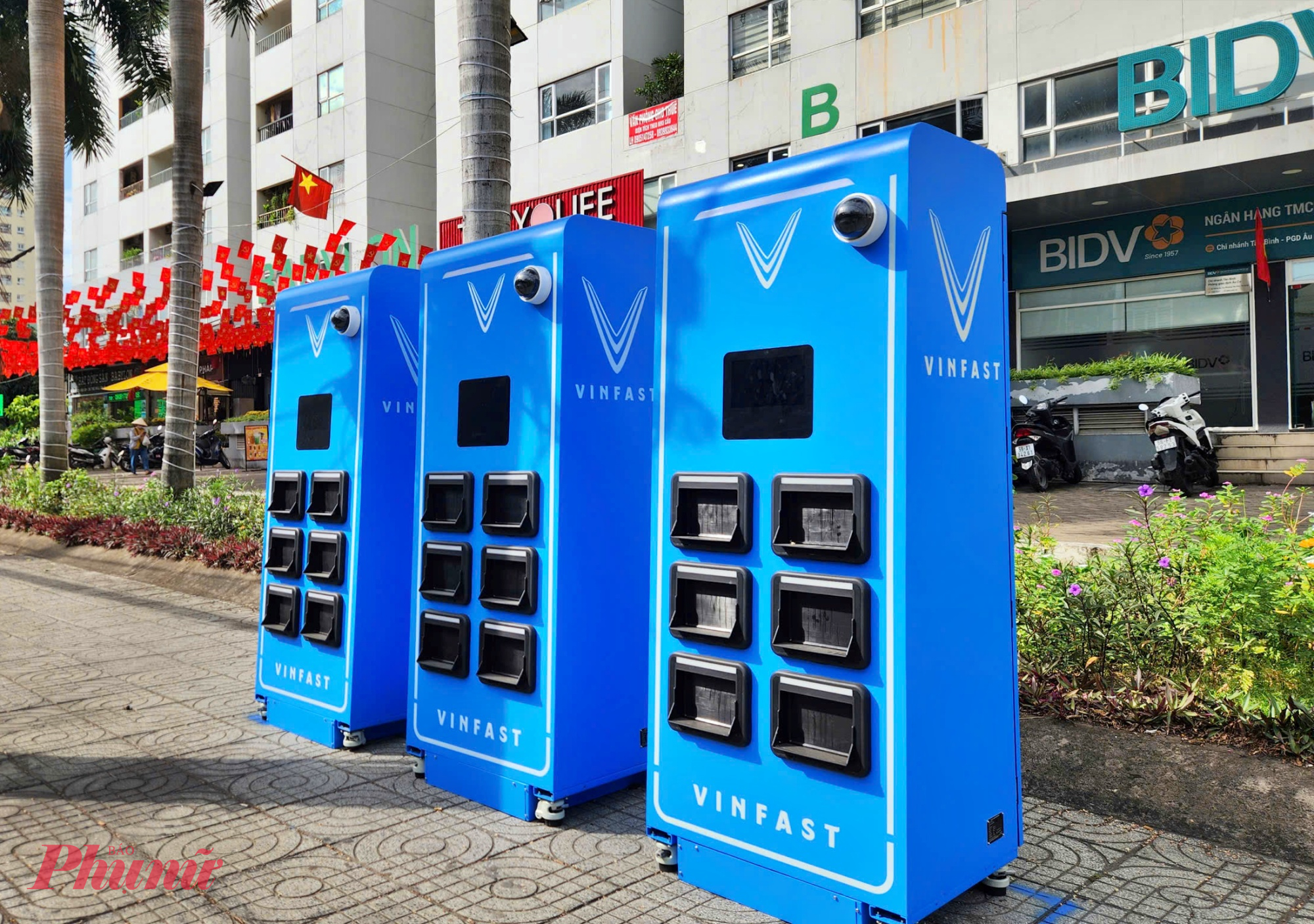 Vỉa hè trước chung cư ở TPHCM cũng đã có điểm đổi pin xe máy - Ảnh: Nguyễn Văn