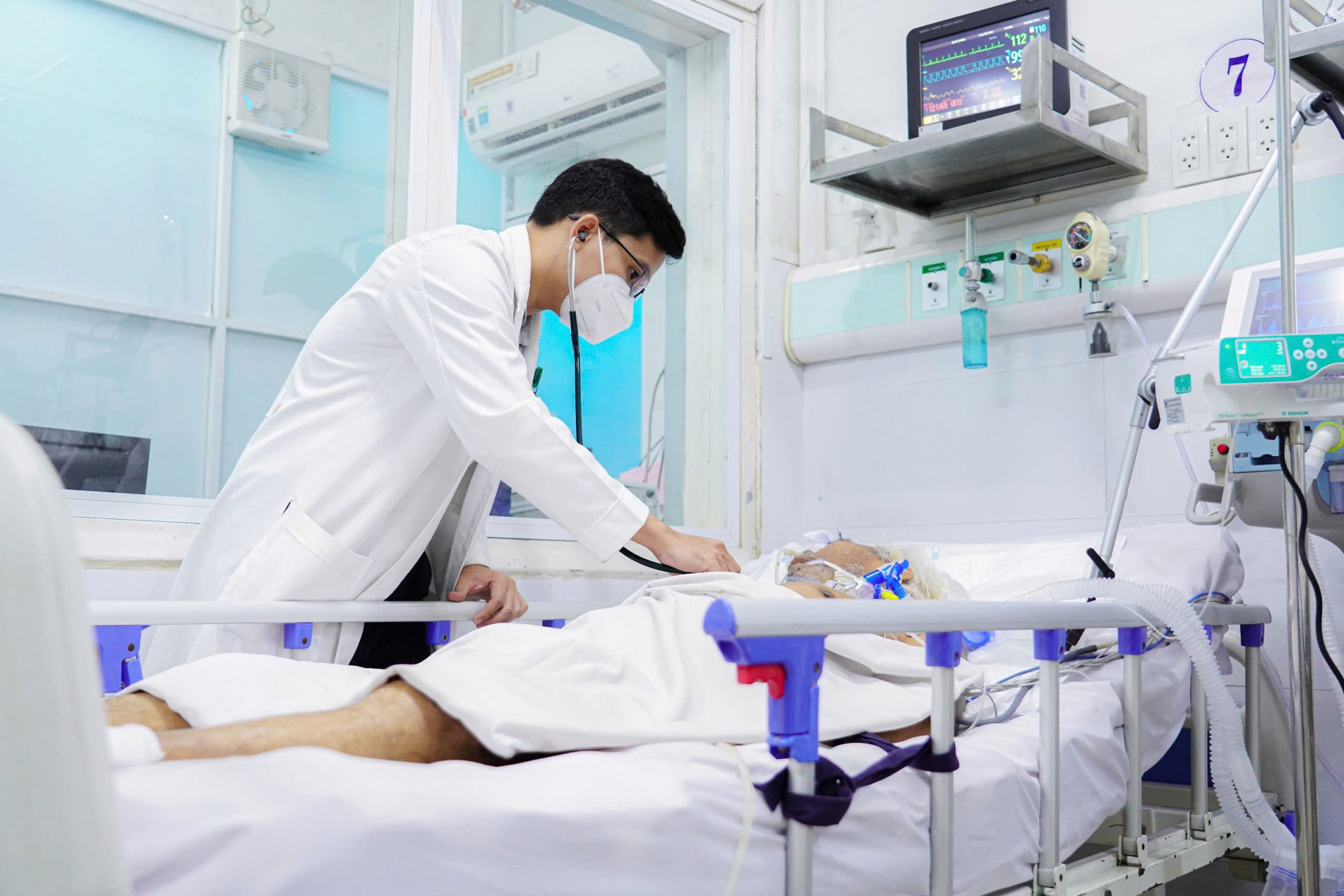 Bác sĩ Tùng thăm khám cho ông Dũng