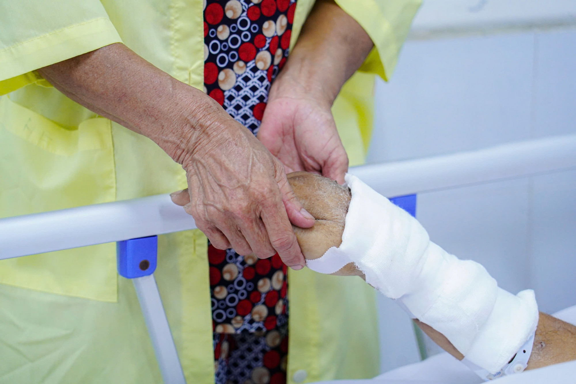 Bà Mai nắm chặt tay chồng như sợ nếu nới lỏng tay, ông sẽ rời đi