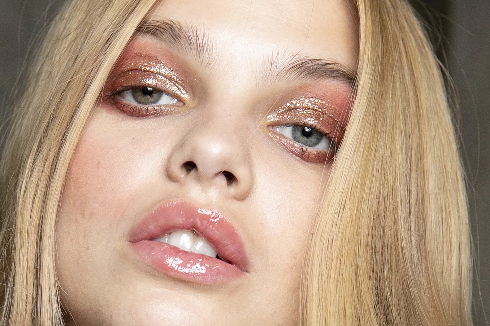 Xu hướng Jelly Beauty nổi bật với các sản phẩm kem dưỡng ẩm, mặt nạ ngủ trong suốt, sữa rửa mặt mềm mịn, miếng dán mắt và những công thức trang điểm mềm mại, gần giống như món tráng miệng thạch dẻo - Ảnh: Getty Images