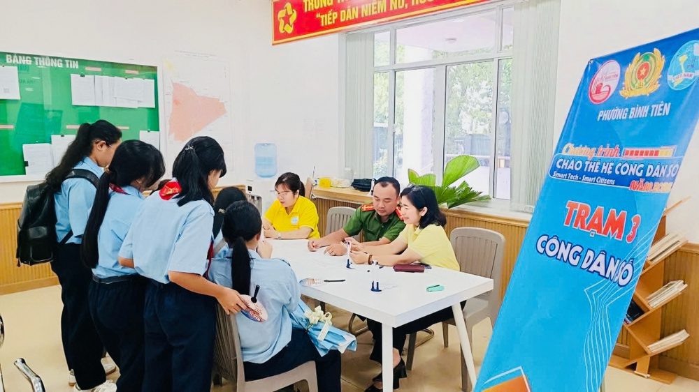 Các em học sinh trải nghiệm