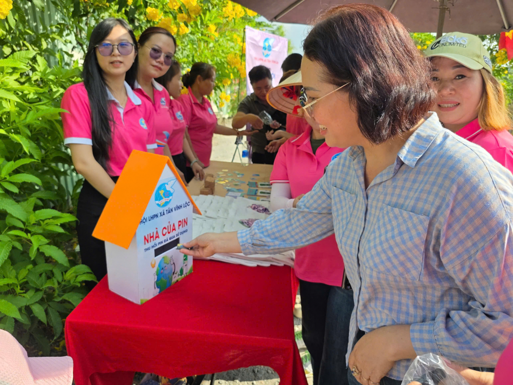 Gian hàng đổi pin cũ nhận quà