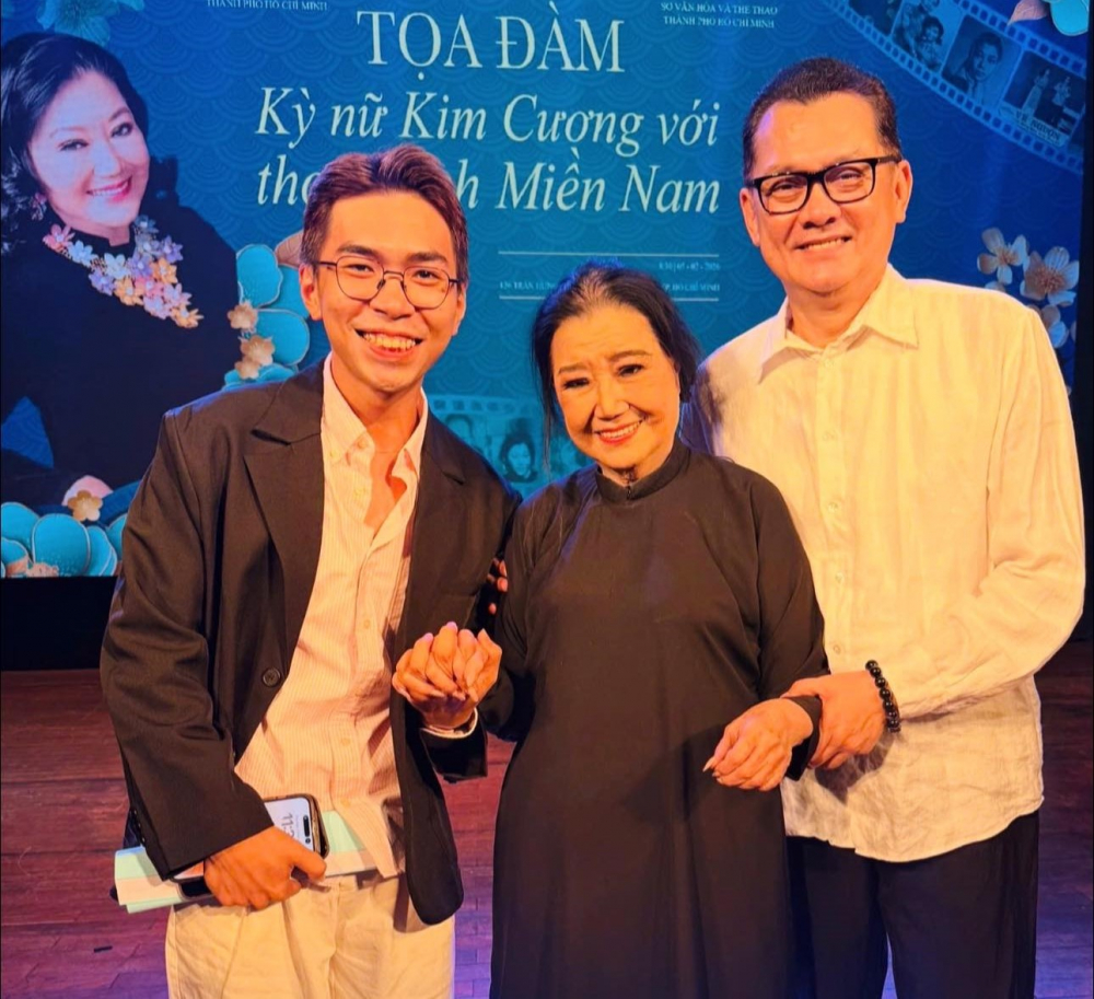 Minh Dự và thầy Hữu Châu chụp