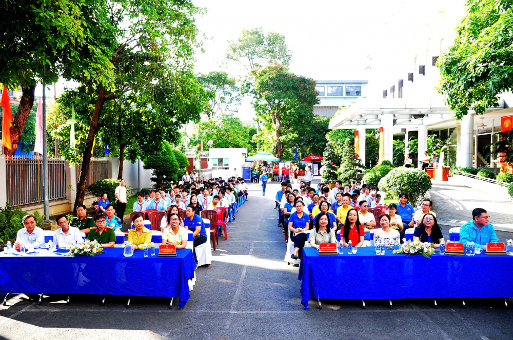 Các đại biểu và hơn 400 em học sinh tham dự chương trình.