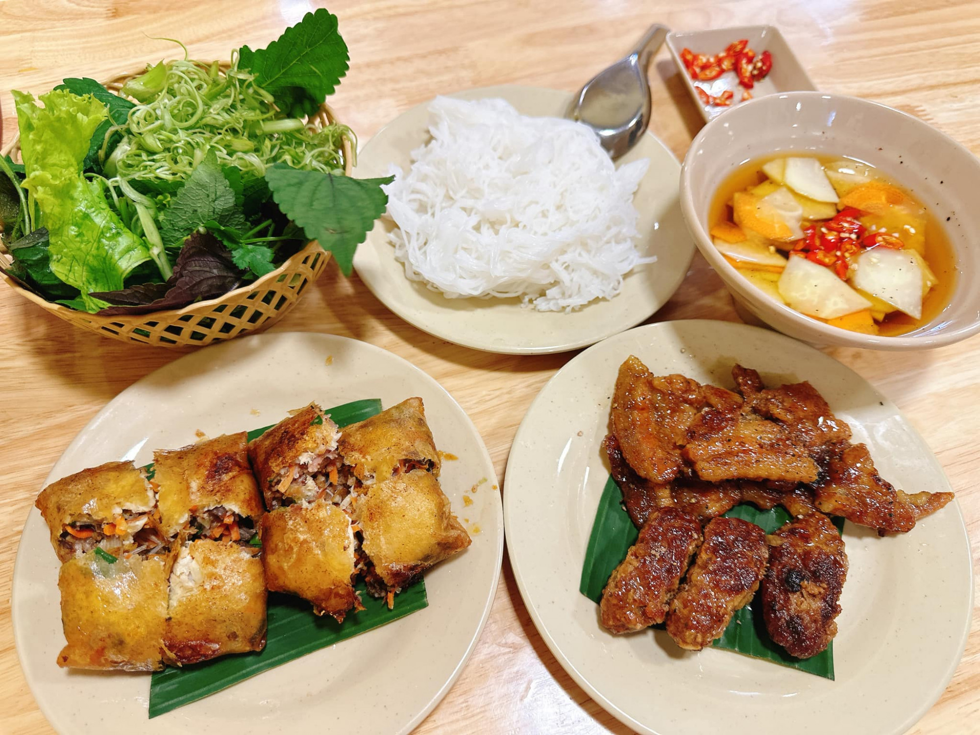 Giá một phần bún chả từ 45.000 đồng. Gợi ý: Bún chả Hà Nội 26 (Lý Tự Trọng, Phường Sài Gòn), Bún chả Xuân Tứ (Cô Bắc, Phường Sài Gòn).