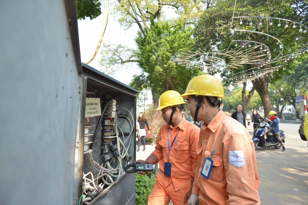 Nhân viên điện lực Hà Nội kiểm tra các bốt điện (Ảnh: Bảo Khang)