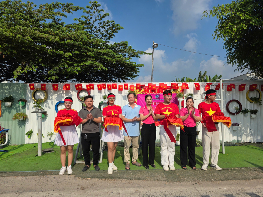 Các đại biểu thực hiện nghi thức ra mắt công trình “Tuyến hẻm xanh – hoa đẹp” do Cụm thi đua số 3 thực hiện tại ấp 34