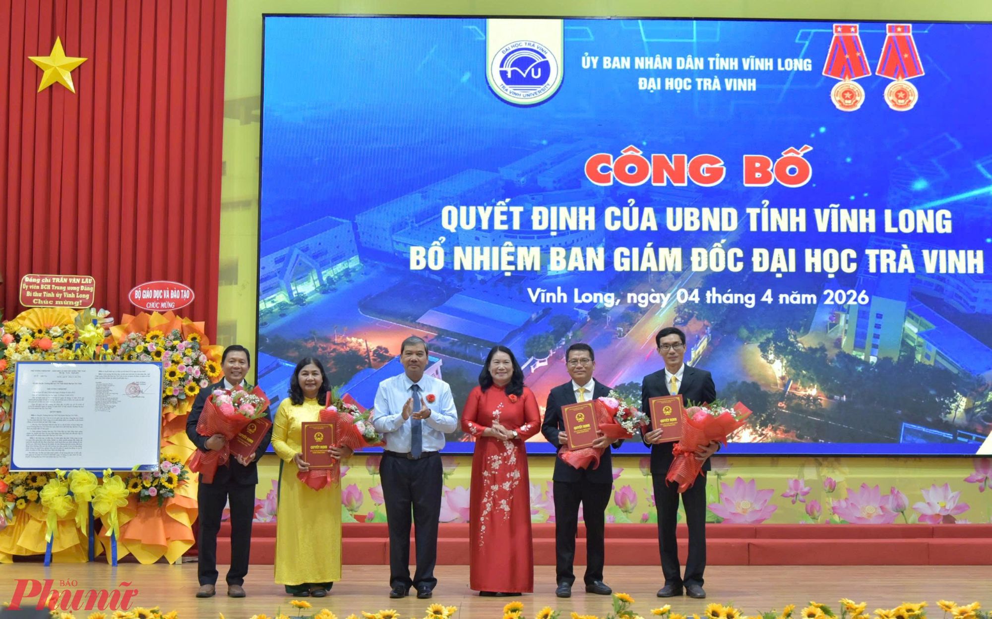 Trao quyết định cho Ban giám đốc Đại học Trà Vinh... Ảnh: CTV