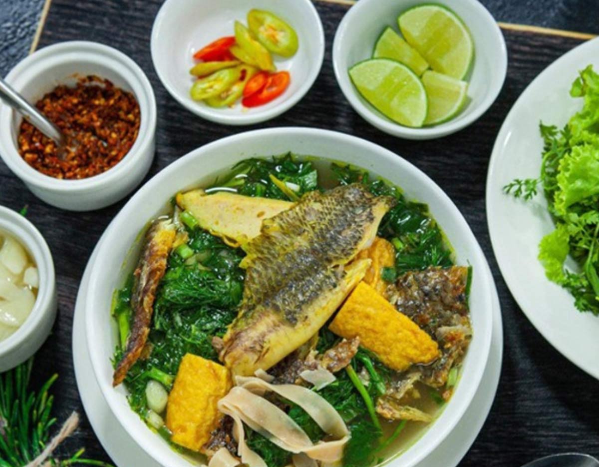 Nguyên liệu chính của bún cá rô đồng gồm cá rô, xương ninh nước dùng, thì là, hành lá. Cá thường được chiên giòn trước khi cho vào tô. Nước dùng được ninh kỹ, trong và có vị ngọt thanh, thoảng mùi rau thì là đặc trưng.