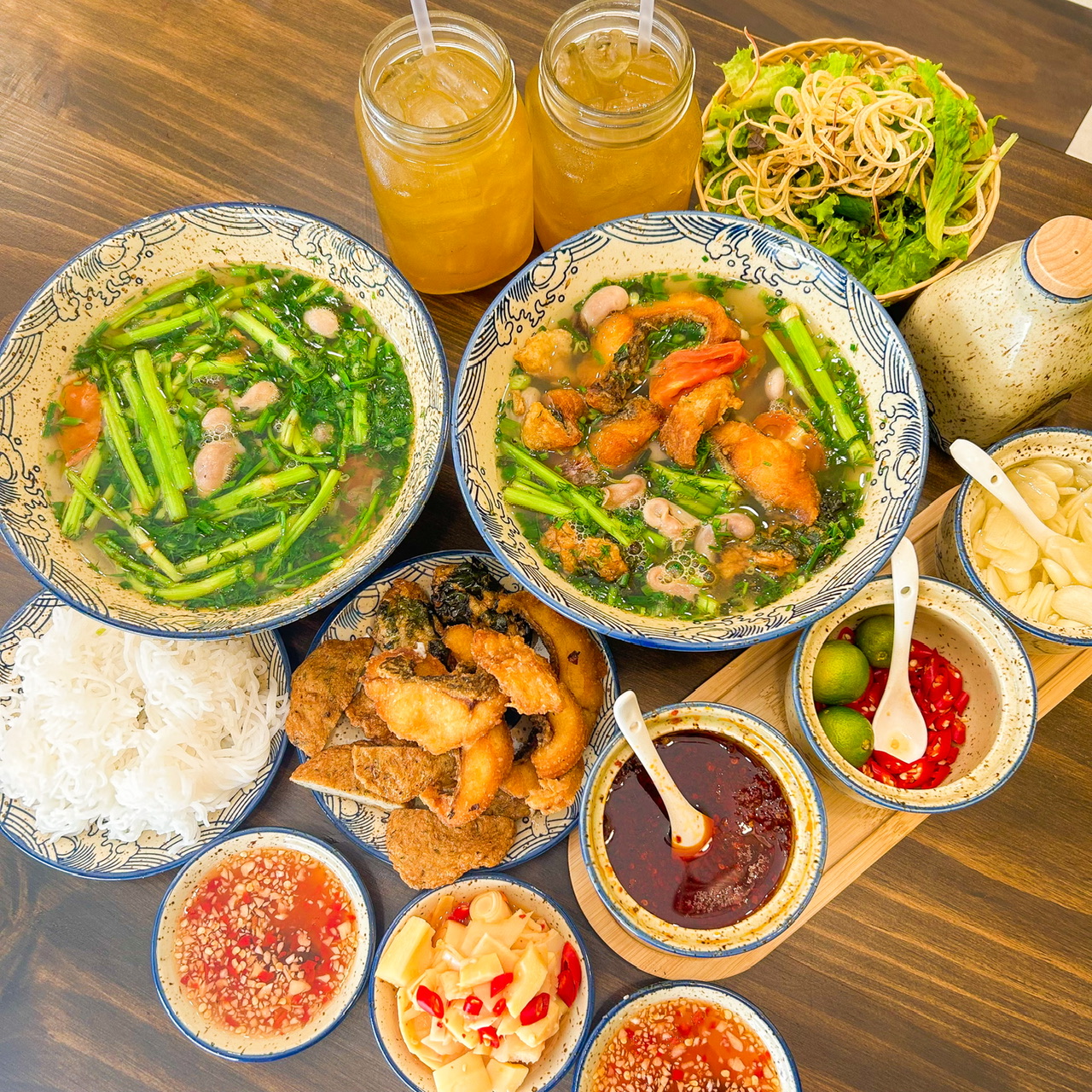 Khi thưởng thức, tô bún được bày đơn giản, cá và rau tách lớp. Món bún có vị thanh, không béo, dễ ăn ngay cả buổi trưa nắng nóng. Một số quán tại Sài Gòn biến tấu thêm măng chua để tăng độ đậm đà.