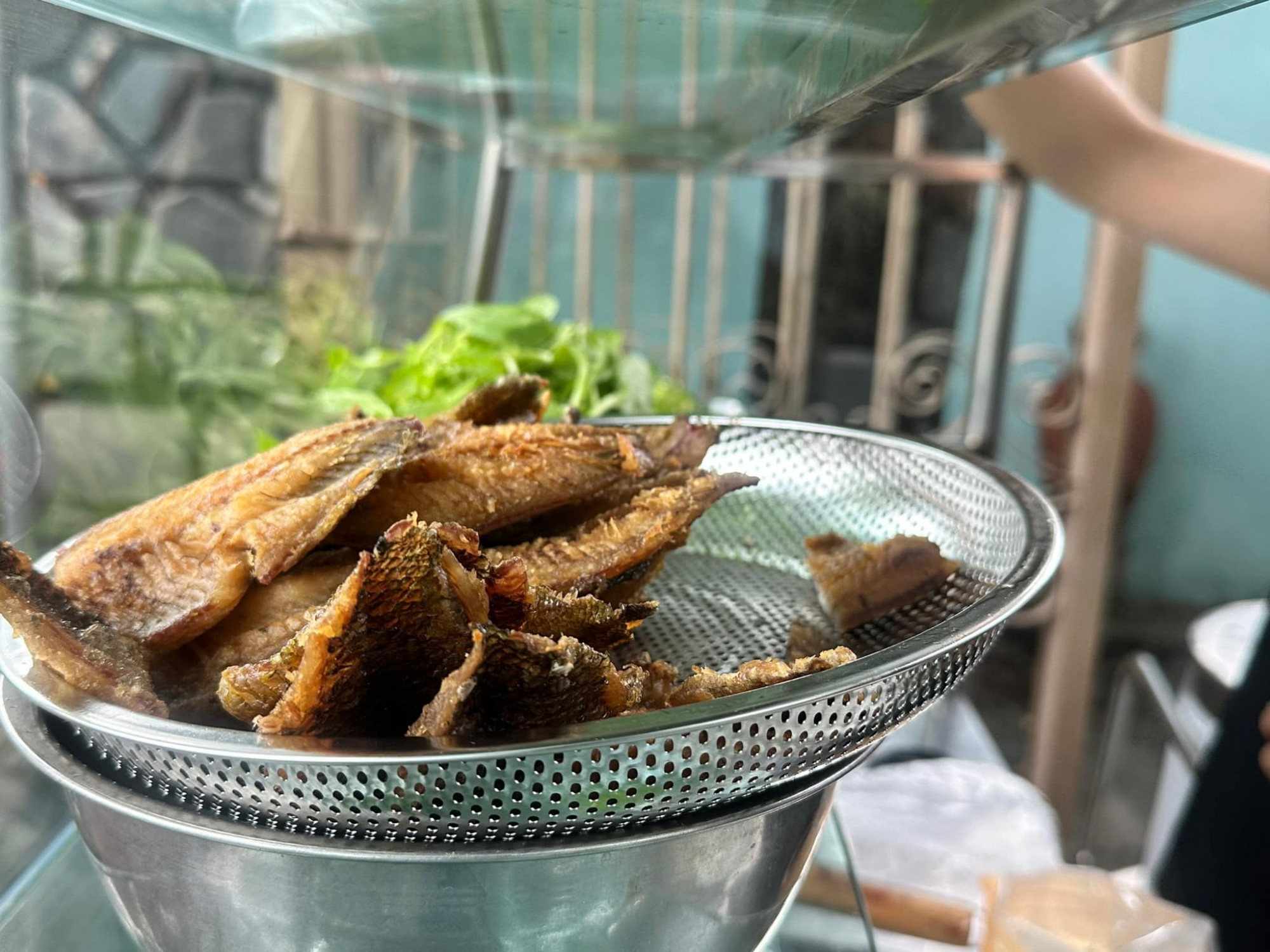 Giá một tô bún cá rô đồng dao động từ khoảng 40.000–70.000 đồng/tô. Gợi ý: Bún cá LIBI (Chung cư F3 Vĩnh Hội), Bún cá rô đồng Hà Nội (Nguyễn Thị Minh Khai, phường Đa Kao).