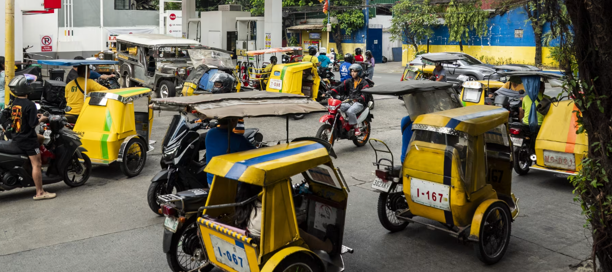 Một nhân viên làm việc tại xưởng kéo sợi của một nhà máy sợi polyester ở Cửu Giang, Trung Quốc, vào ngày 16 tháng 1 năm 2024. Hình ảnh Zhu Haipeng / VCG / Getty