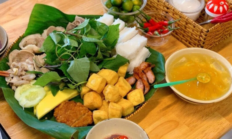 Bún đậu mắm tôm có thể “kén người” ở lần đầu thử, nhưng lại dễ gây nhớ với những ai đã quen vị. Giá dao động từ 50.000–120.000 đồng/mẹt. Gợi ý địa chỉ: Bún đậu A Chảnh (Trần Khắc Chân), Bún đậu Homemade.