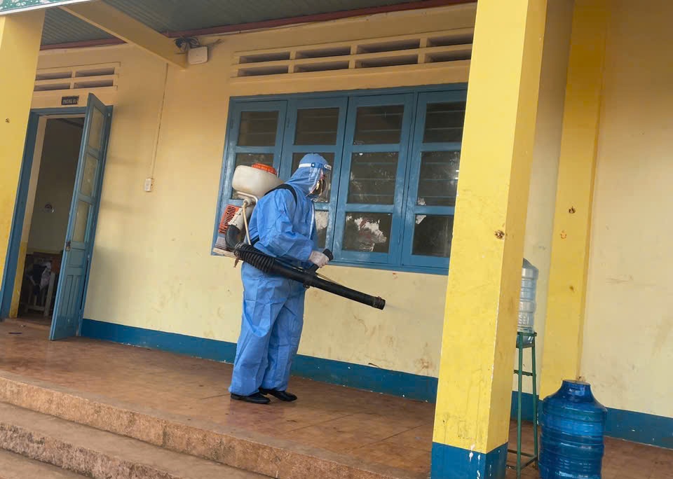 Ngành y tế tiến hành khử khuẩn trong khuôn viên trường học ghi nhận ổ dịch - ảnh: SYT