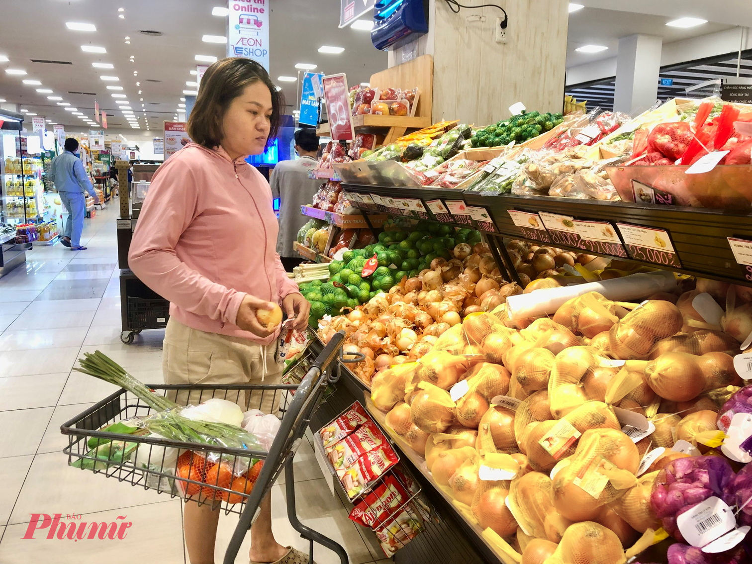 Giá cả đang leo thang, người dân đang 