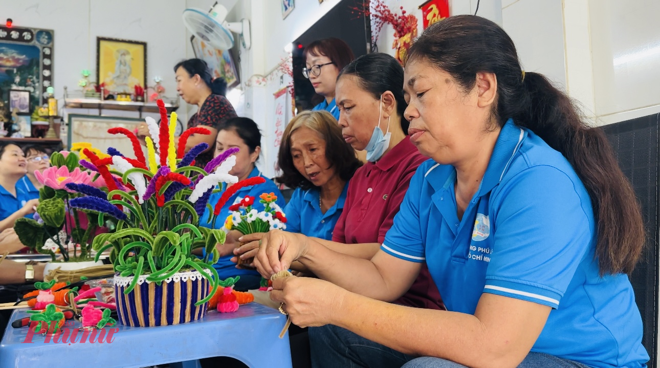 Chị em phụ nữ phường Phú Lâm chăm chú học hỏi