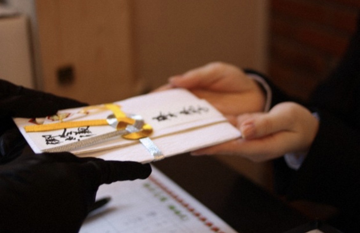 Trong các buổi lễ ly hôn, khách mời trao một món quà chia tay bằng tiền để đánh dấu sự chia ly - Ảnh: