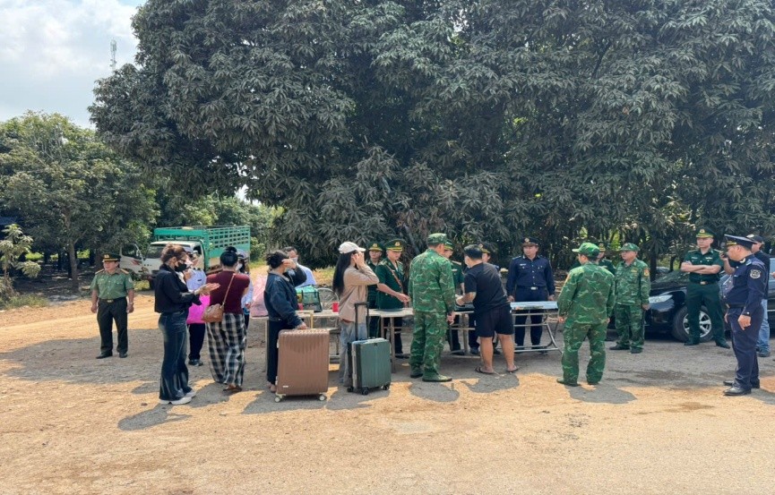 Lực lượng chức năng tỉnh An Giang tiếp nhận các công dân từ Campuchia trao trả - Ảnh CACC