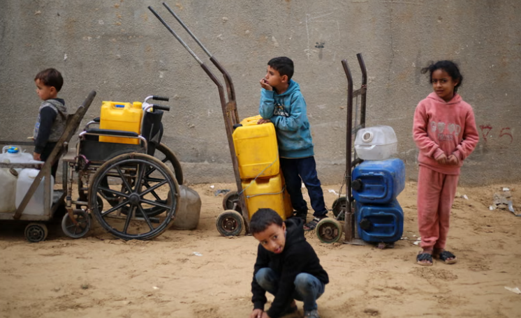 Trẻ em Palestine tị nạn chờ được đổ đầy nước vào các bình chứa tại trại tị nạn Nuseirat ở trung tâm Dải Gaza. Ảnh: Eyad Baba/AFP/Getty Images