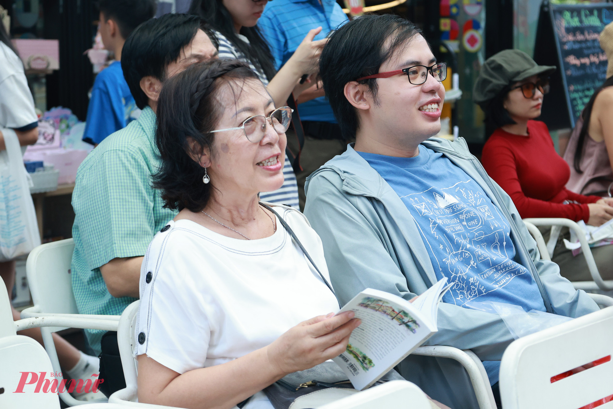 Khán giả thích thú với những câu chuyện phía sau mỗi bức vẽ