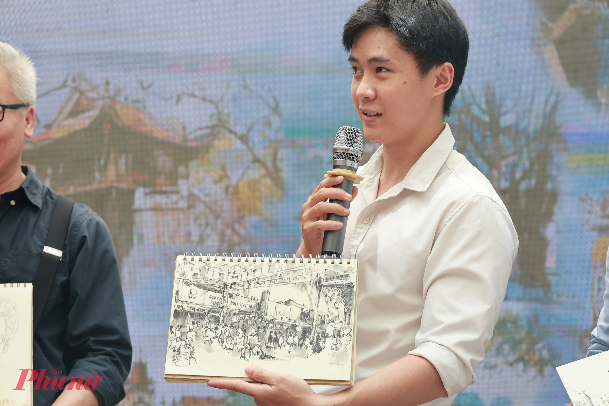 Hoạ sĩ, KTS Phan Đình Trung chia sẻ bức ký hoạ Đường Sách tại sự kiện