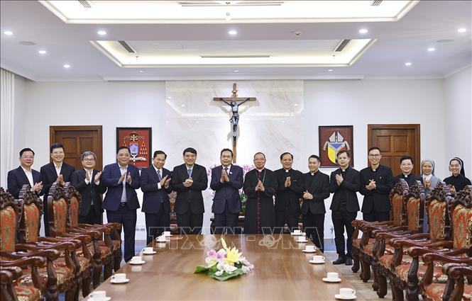 Chủ tịch Quốc hội Trần Thanh Mẫn với Tổng Giám mục Tổng Giáo phận Hà Nội Vũ Văn Thiên và các linh mục. Ảnh: Doãn Tấn/TTXVN
