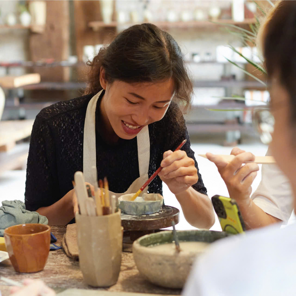 Là điểm hẹn lý tưởng cho cặp đôi vào những ngày cuối tuần hay dịp đặc biệt, Gốm Sài Gòn (26 Lý Tự Trọng, phường Sài Gòn hoặc chi nhánh 2 nằm tại 6C Tú Xương, phường Xuân Hòa) sở hữu không gian mở thoáng đãng, rộng rãi với sắc nâu trầm ấm chủ đạo. Buổi workshop làm gốm tại đây thường kéo dài khoảng 3 giờ, đủ để bạn và người thương thỏa sức nhào nặn, tạo hình và trang trí những món gốm handmade xinh xắn như lọ hoa, cốc, chén hay cả những món quà mang tạo hình độc đáo. Mỗi tác phẩm khi hoàn thiện hứa hẹn sẽ trở thành một trải nghiệm nghệ thuật đáng nhớ, đồng thời lưu giữ những lát cắt kỷ niệm trân quý sẽ đồng hành cùng hai bạn trong hành trình sau này - Ảnh: