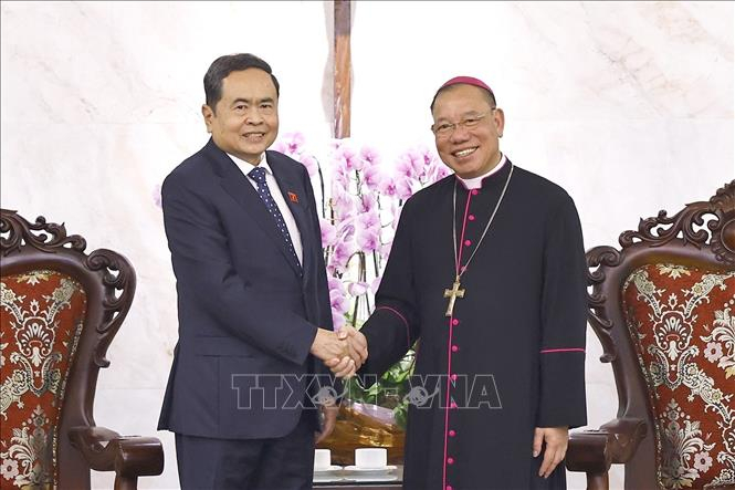 Chủ tịch Quốc hội Trần Thanh Mẫn và Tổng Giám mục Tổng Giáo phận Hà Nội Vũ Văn Thiên. Ảnh: Doãn Tấn/TTXVN