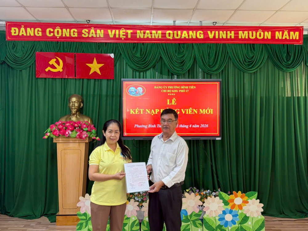 ông Phạm Văn Phát – Đảng ủy viên, Bí thư Chi bộ khu phố 17 – đã công bố và trao quyết định kết nạp Đảng viên của Ban Thường vụ Đảng ủy phường Bình Tiên đến chị Nguyễn Thị Yến Trang.