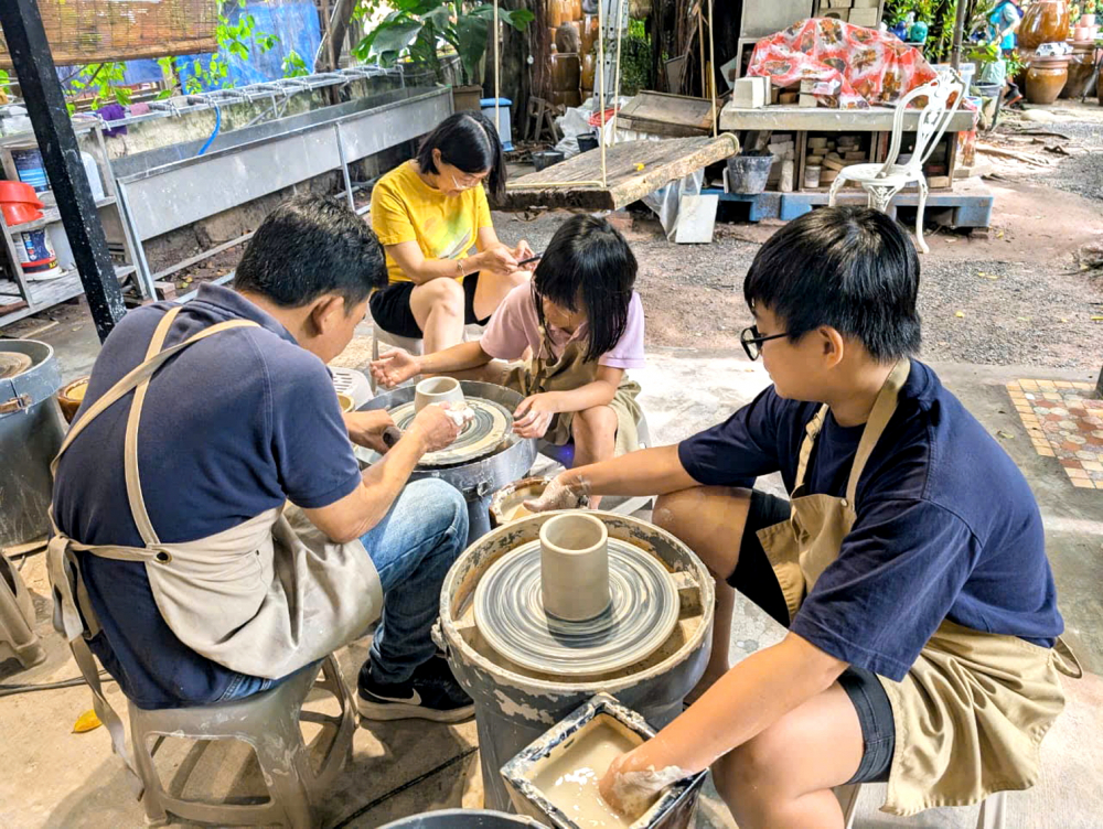 Anh Hải Dương đưa gia đình tham gia hoạt động làm gốm vào cuối tuần - Ảnh do nhân vật cung cấp 