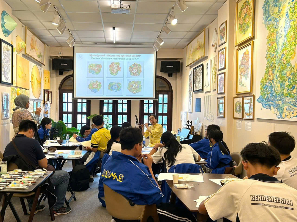 Nếu như ưa thích vẽ tranh thì đây sẽ là điểm đến tuyệt vời để bạn tham gia các workshop vẽ tranh độc đáo, nơi mà bạn có thể thỏa sức sáng tạo với màu sắc, làm nên những tác phẩm nghệ thuật thuật sinh động.   Hoạt động workshop ở đây còn mang đến cho khách hàng cơ hội được trải nghiệm các hoạt động như thưởng thức âm nhạc, xem trình chiếu các câu chuyện về làng quê Việt Nam hay vẽ tranh Đông Hồ trên nón lá…