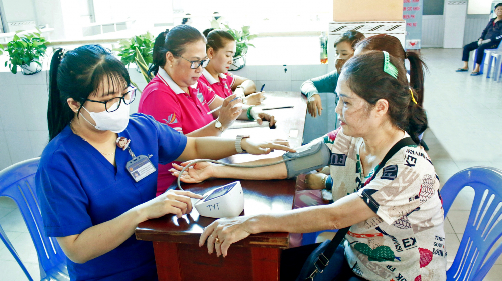 Hội LHPN xã Vĩnh Lộc phối hợp với Trung tâm Y tế xã tổ chức khám sức khỏe miễn phí cho nữ công nhân trên địa bàn vào ngày 29/3 ẢNH: NGỌC TRĂM