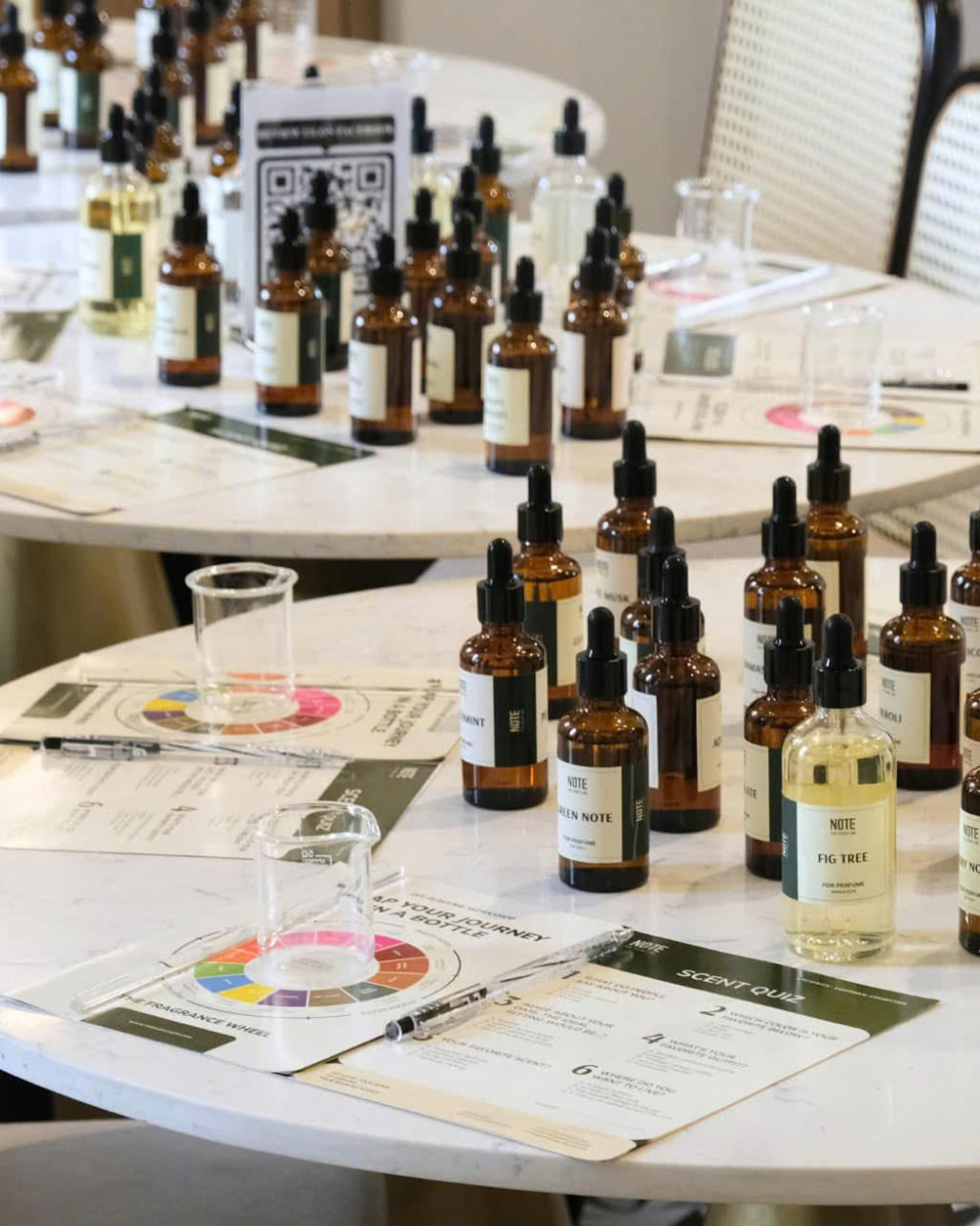 NOTE – The Scent Lab (34 Nguyễn Duy Hiệu, phường An Khánh) gây ấn tượng với không gian workshop hiện đại và tinh tế, dẫn lối bạn và người ấy vào hành trình khám phá thế giới mùi hương đầy khác biệt, cũng như cùng nhau tạo nên những lọ nước hoa độc bản. Từng trải nghiệm trong quy trình, từ tìm hiểu bánh xe mùi hương, làm trắc nghiệm cá nhân đến pha chế công thức riêng và hoàn thiện thành phẩm, đều khuyến khích tinh thần sáng tạo, sự kiên nhẫn và mang đến cho cả hai những phút giây bình yên