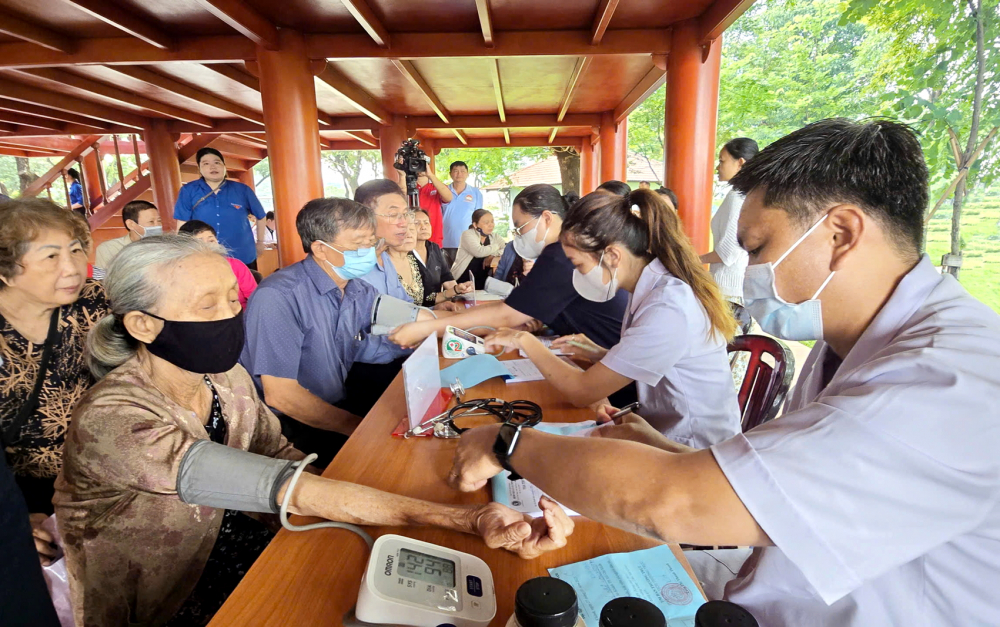 Ủy ban MTTQ Việt Nam phường và các tổ chức chính trị, xã hội phường An Khánh  phối hợp với các cơ sở y tế khám bệnh miễn phí cho người dân trên địa bàn - ẢNH: DIỄM TRANG