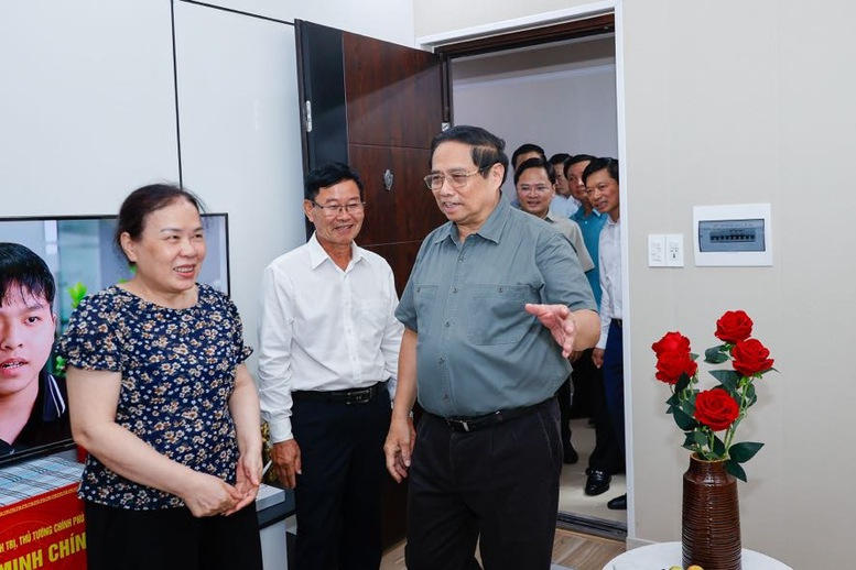 Thủ tướng Phạm Minh Chính tới thăm khu nhà ở xã hội Thống Nhất tại phường Võ Cường, thành phố Bắc Ninh - Ảnh: VGP