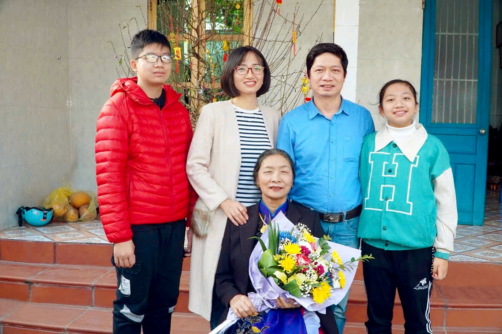 Gia đình tác giả quây quần bên nhau - Ảnh do tác giả cung cấp