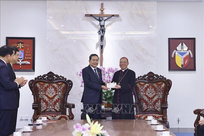 Chủ tịch Quốc hội Trần Thanh Mẫn tặng quà Tổng Giáo phận Hà Nội. Ảnh: Doãn Tấn/TTXVN